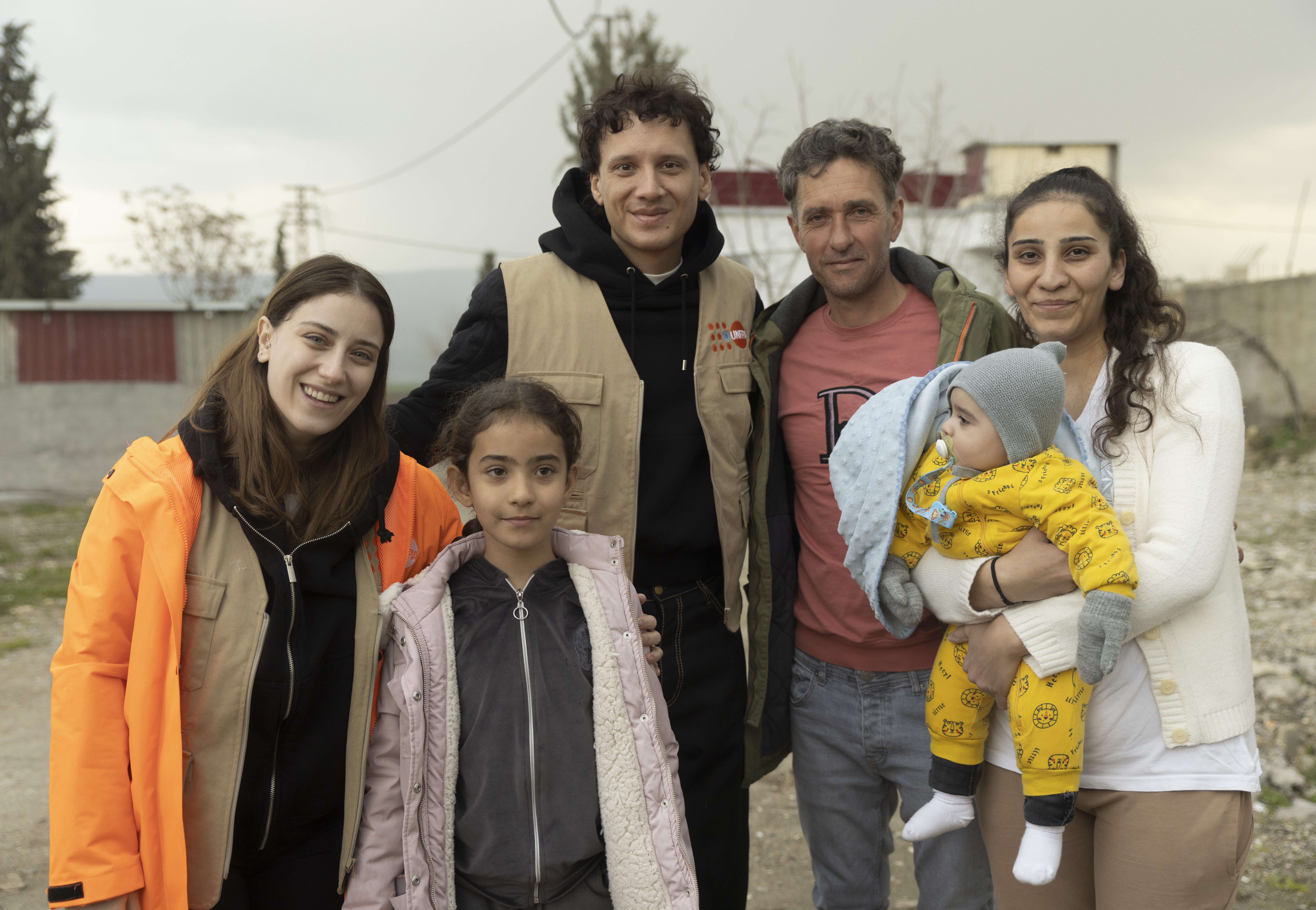 UNFPA Türkiye İyi niyet elçileri Edis ve Hazal Kaya, Kahramanmaraş’taki depremzede bir aile ve çocuklarıyla bir arada.