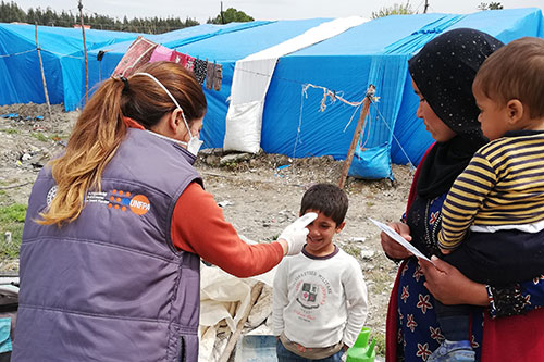 Mobile health workers check on the welfare of families and provide information about infection control. © UNFPA Turkey/Esma Yılmaz