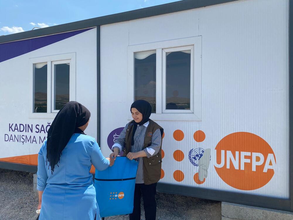 Gamze, Malatya Kadın Sağlığı Danışma Merkezinde UNFPA’in kadın hijyen kiti desteğinden yararlanıyor.