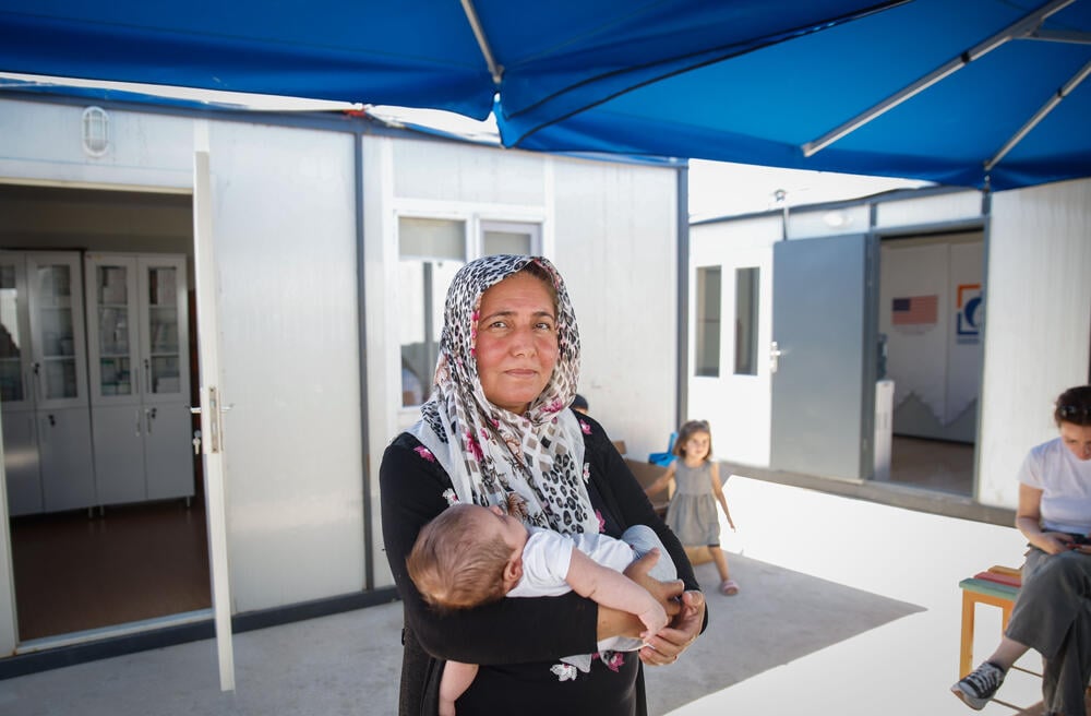 Remziye, Adıyaman Kadın, Anne ve Çocuk Sağlığı Merkezi önünde. 