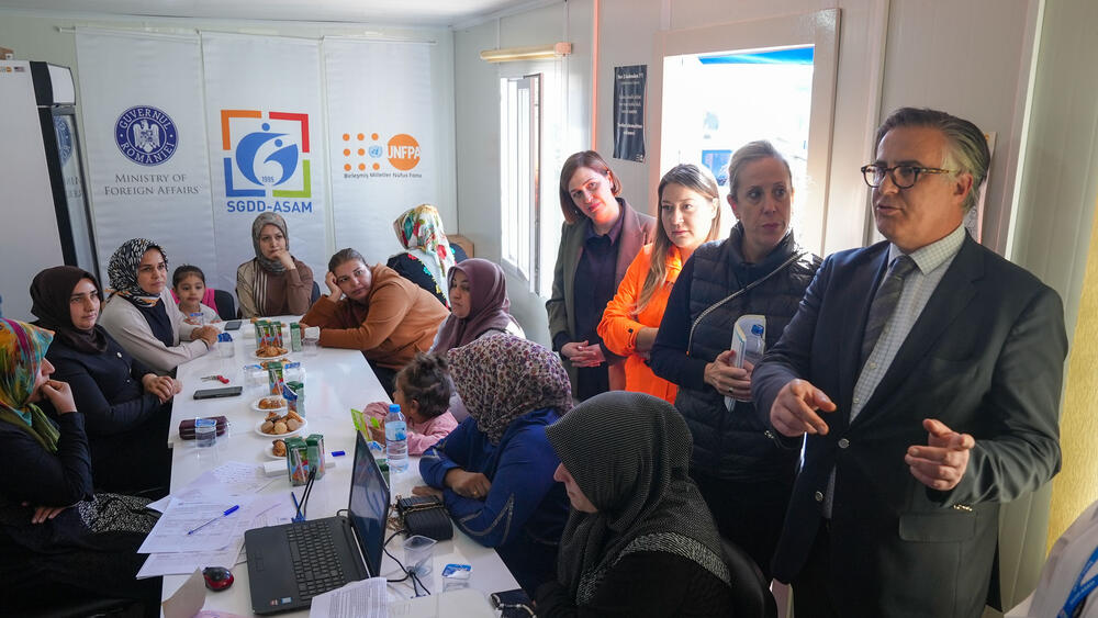 Romanya Büyükelçisi UNFPA merkezinde ve yararlanıcılarla görüşüyor.