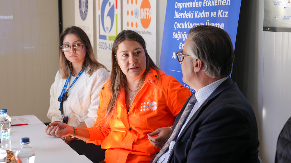 UNFPA ekibi, Romanya Büyükelçisi'ne konteyner kentteki merkezin hizmetleri hakkında bilgi veriyor.