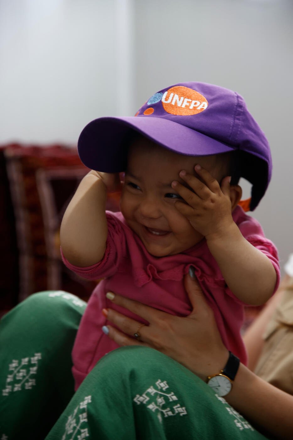 Sara and her daughter who benefit from UNFPA’s services are in their container.