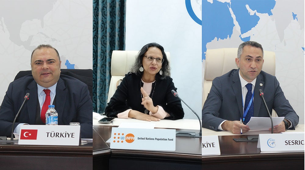 Türkiye, UNFPA ve SESRIC temsilcileri, resmi bir toplantıya konferans masasında aktif şekilde katılıyor.