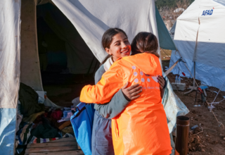 UNFPA çalışanı çadır kentte. © UNFPA Türkiye/Eren Korkmaz