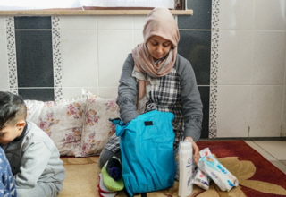 Rojin, UNFPA kadın hijyen kitini inceliyor