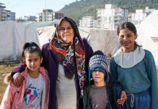 Ela and her family, Adıyaman. © Eren Korkmaz