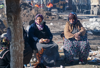 Adıyaman’da sevdiklerinden haber almak için enkazı izleyen kadınlar. © Eren Korkmaz / UNFPA Türkiye