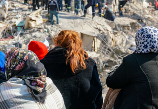 Adıyaman'da depremden sonra yakınlarından haber almak için bekleyen kadınlar© UNFPA Türkiye/Eren Korkmaz