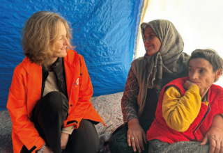 Florence Bauer meets with a mother and daughter who were affected by the earthquake in Adıyaman.