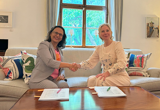 İsveç'in Türkiye Büyükelçisi Malena Mård ve UNFPA Türkiye Temsilcisi Mariam A. Khan anlaşma imzaladı.