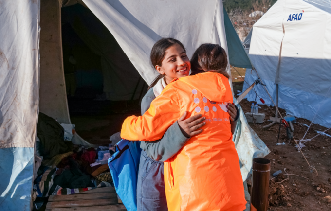 UNFPA çalışanı çadır kentte. © UNFPA Türkiye/Eren Korkmaz