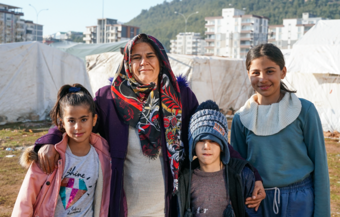 Ela and her family, Adıyaman. © Eren Korkmaz