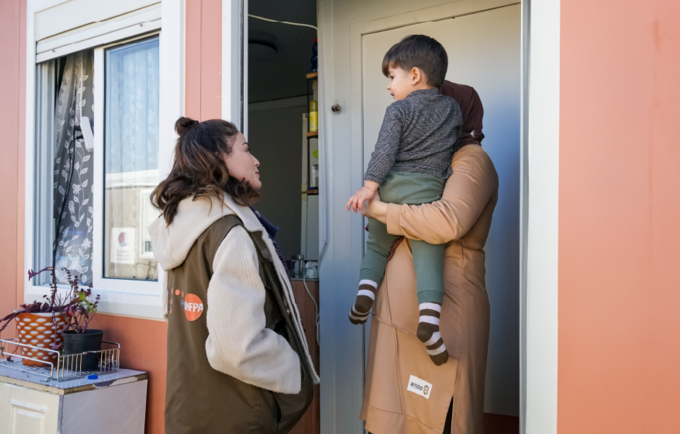 Sosyal Hizmetler Uzmanı Tuba Özdemir, Latife ve oğlunu Kahramanmaraş'ta yaşadığı konteyner evde ziyaret ediyor. © UNFPA Türkiye/