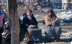 Adıyaman’da sevdiklerinden haber almak için enkazı izleyen kadınlar. © Eren Korkmaz / UNFPA Türkiye