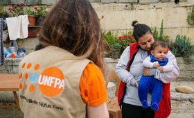 UNFPA personeli depremden etkilenen bir anne ve bebeğiyle. © UNFPA Türkiye/Eren Korkmaz