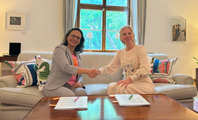 İsveç'in Türkiye Büyükelçisi Malena Mård ve UNFPA Türkiye Temsilcisi Mariam A. Khan anlaşma imzaladı.