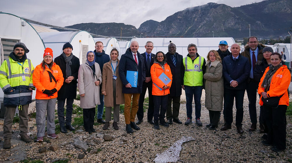 UNFPA ekibi topluca etkinlik bölgesinde poz vermektedir.