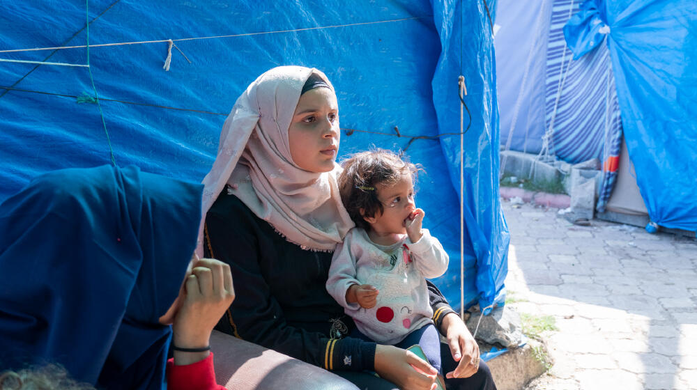 Esra listening to a training provided by HASUDER in an informal tent settlement in Antakya, © Eren Korkmaz / UNFPA Türkiye