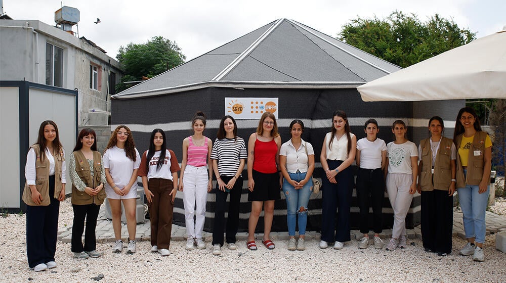 The young girls and Hatay Youth Center staff are together at the center in Samandağ, Hatay.