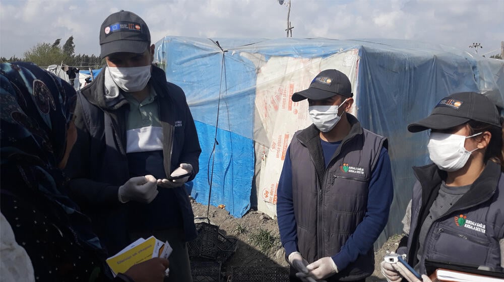 UNFPA destekli mobil hizmet birimleri Türkiye'deki çadır sakinlerine hastalık tedbirlerini uygulayabilmeleri için yardımda bulunuyor.