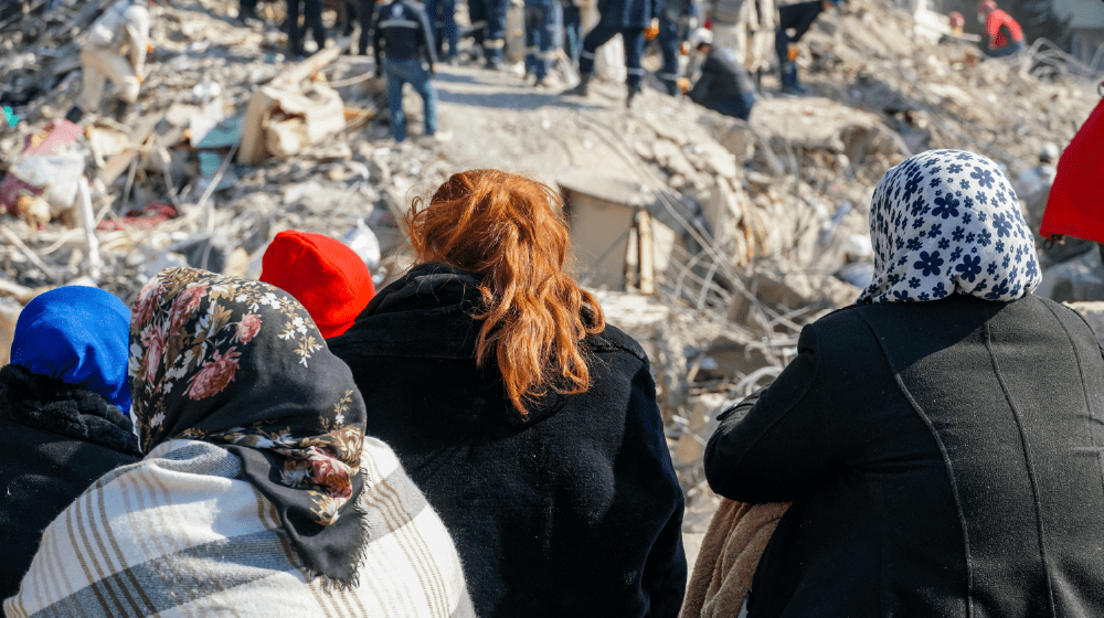 Adıyaman'da depremden sonra yakınlarından haber almak için bekleyen kadınlar© UNFPA Türkiye/Eren Korkmaz