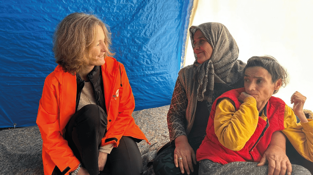 Florance Bauer, Adıyaman'da depremden etkilenen bir anne ve kızı ile görüşüyor. 