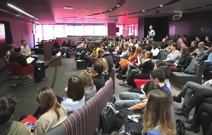 “Şiddete uğrayıp uğramadığımızın farkında olmak çok önemli. İlişkinizin boğucu, yasakcı ve aşırı baskıcı halini ‘beni seviyor’ diye tanımlamak doğru değil. ‘Flört şiddeti’ mağduru olabilirsiniz”